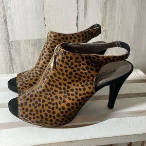 A7- Moa size 9 leopard animal print high heel shoe